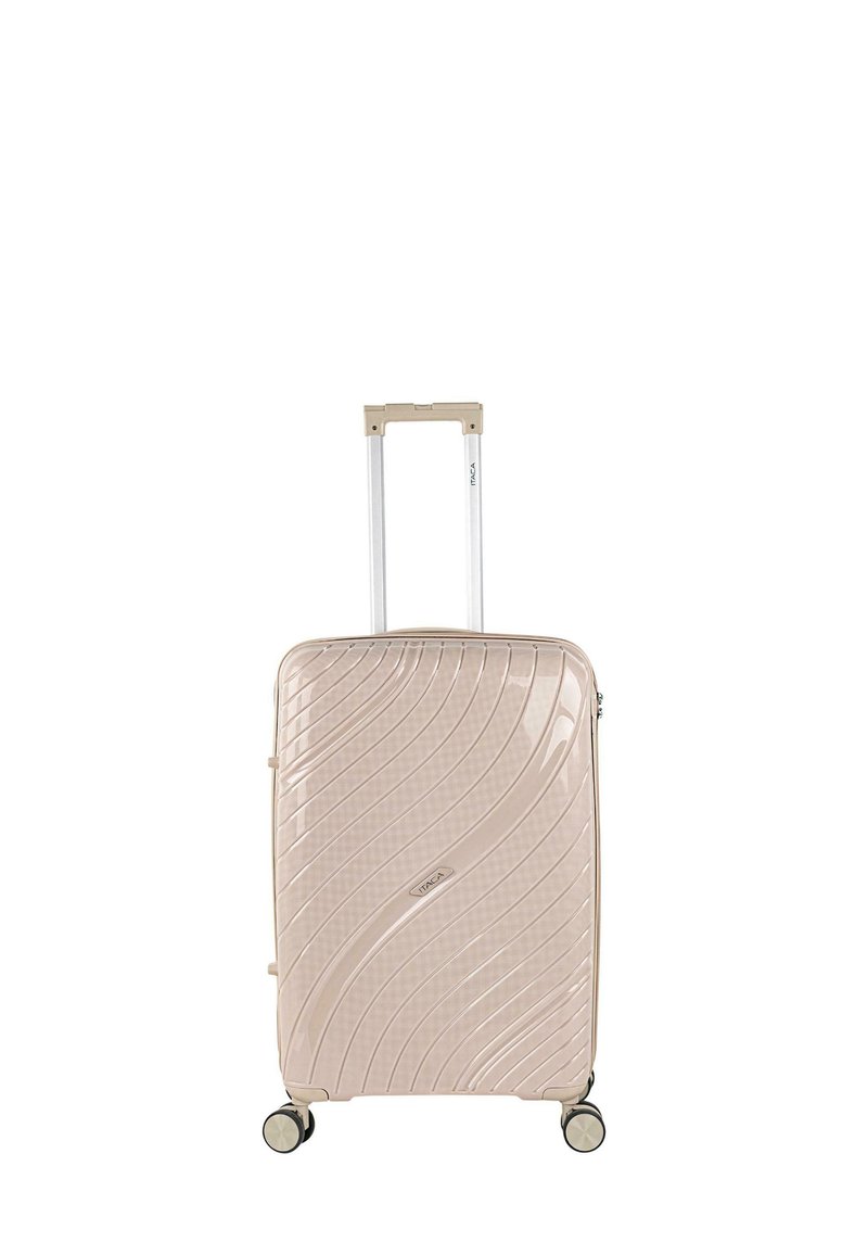 Maleta rígida de color rosa claro con acabado brillante. Cuenta con una textura ondulada, asa retráctil y cuatro ruedas giratorias.