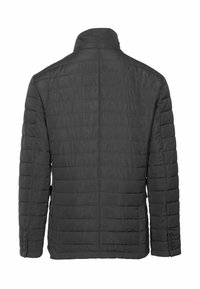 Giubbotto imbottito nero con colletto alto, caratterizzato da cuciture orizzontali, maniche lunghe e dettagli con bottoni sui polsini.