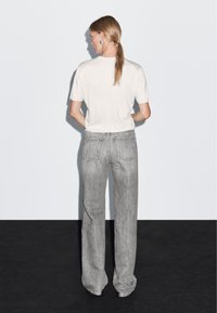 Massimo Dutti WITH FRAYED HEMS - Jeans Straight Leg - grey