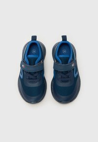 Baskets de sport bleu marine en matériau mesh et synthétique, avec une sangle Velcro, des accents contrastants et une forme arrondie. Taille 24.