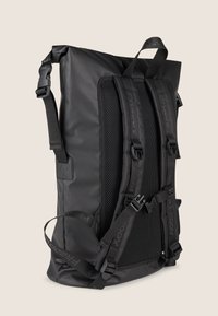 Mochila negra impermeable con correas ajustables y acolchadas para los hombros, panel trasero de malla y correas laterales para un cierre seguro.