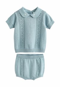 Ensemble tricoté bleu clair comprenant un haut à manches courtes avec col et détails à motifs, associé à un short assorti.