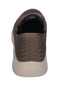 Sneaker slip-on di colore marrone scuro con tomaia in tessuto testurizzato e colletto imbottito, dotato di una suola bianca e un sottile motivo geometrico sul retro.