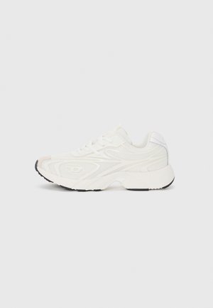 Hvid atletiksneaker med tekstureret mesh-overdel, buede designlinjer, polstret krave og sort gummisål. Har kontrasterende accenter.