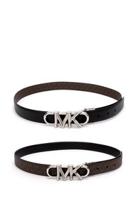 Deux ceintures en cuir réversibles avec boucles argentées au logo MK, une face noire visible et une face marron visible avec un imprimé logo.