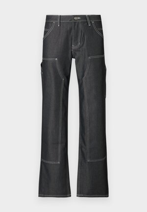 Mörka denim cargo-byxor med vit kontrastsömnad, som har flera fickor och en utsvängd ben-design. Hållbart tyg och metallknappsstängning.
