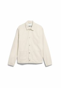 Beige langärmelige Jacke mit Knopfleiste, Kragen, drei Taschen auf der Vorderseite und sichtbaren Nähten, auf weißem Hintergrund dargestellt.