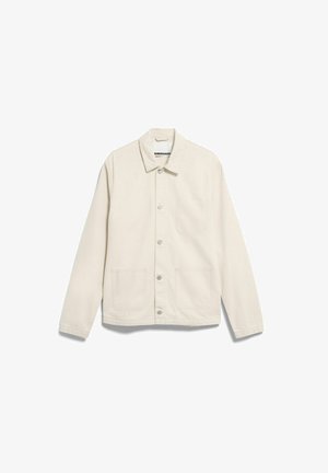 Beige langärmelige Jacke mit Knopfleiste, Kragen, drei Taschen auf der Vorderseite und sichtbaren Nähten, auf weißem Hintergrund dargestellt.