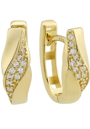 Boucles d'oreilles en or en forme d'anneau avec un design ondulé, présentant une rangée de petites pierres rhinestones transparentes le long d'un côté, surface lisse et finition polie.