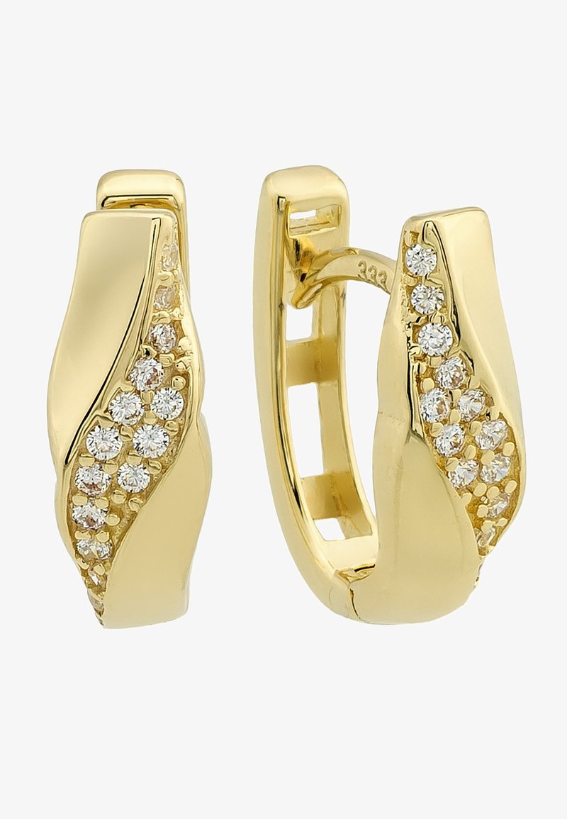 Boucles d'oreilles en or en forme d'anneau avec un design ondulé, présentant une rangée de petites pierres rhinestones transparentes le long d'un côté, surface lisse et finition polie.