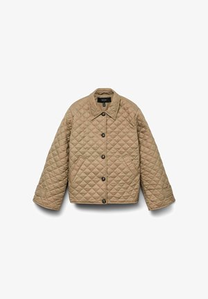 Kviltad beige jacka med klassisk krage, med knäppning, sidofickor och synlig sömnad för textur.