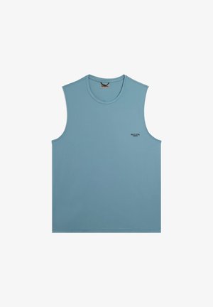 Canotta sportiva azzurro chiaro con scollo rotondo e piccolo logo testuale nero sul petto sinistro.
