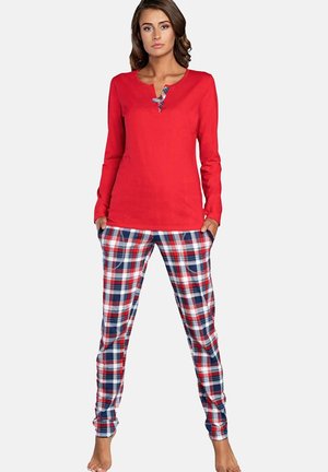 Czerwona bluzka z długim rękawem i dekoltem typu notch, zestawiona z piżamowymi spodniami w kratę w kolorach czerwonym, granatowym i białym, o luźnym kroju i lekkim materiale.