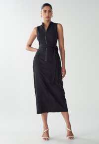 WILLA TAMA  - Etuikleid - black