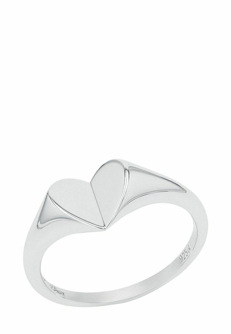Anello in argento con un design a cuore liscio e lucidato al centro e "925" inciso all'interno della fascia.