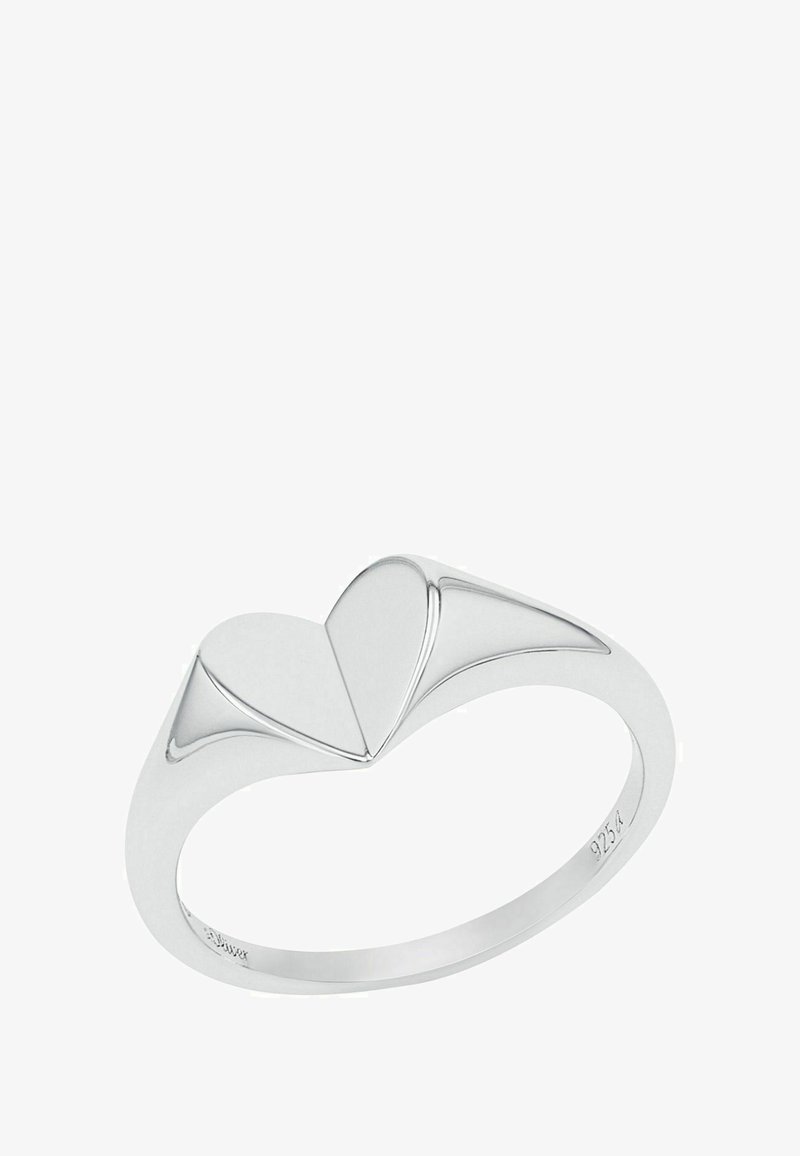 Anillo de plata con un diseño de corazón liso y pulido en el centro y "925" grabado en la parte interior de la banda.