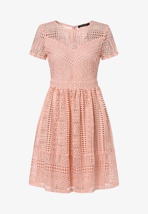 Koronkowa sukienka w delikatnym różu, z krótkimi rękawami, okrągłym dekoltem oraz dopasowanym gorsetem z warstwową, wzorzystą spódnicą. Teksturowane, misternie wykonane detale.