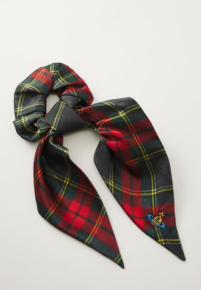 Écharpe en tartan noir, rouge et vert avec des accents jaunes ; présente une texture lisse et un détail brodé décoratif.