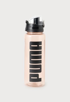Bouteille d'eau rose transparente avec un bouchon noir à levier et un logo PUMA noir en gras verticalement sur le côté.