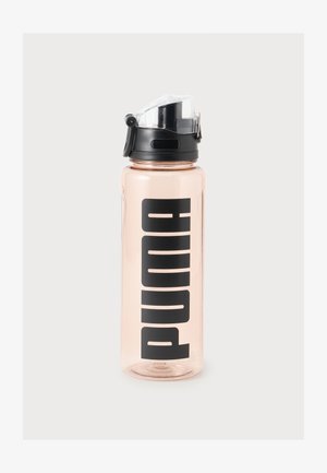 Bouteille d'eau rose transparente avec un bouchon noir à levier et un logo PUMA noir en gras verticalement sur le côté.