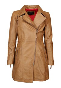 Braune Lederjacke mit taillierter Passform, asymmetrischem Frontreißverschluss und Reißverschlusstaschen an den Seiten. Innenfutter aus rotem Stoff.