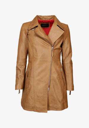 Skórzana kurtka w kolorze brązowym o dopasowanym kroju, asymetryczny zamek błyskawiczny z przodu oraz kieszenie boczne na zamek. Wnętrze podszyte czerwoną tkaniną.