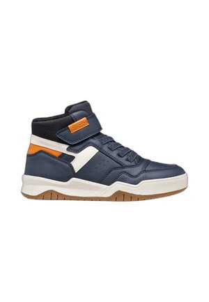 Baskets montantes bleu marine avec accents blancs et orange, lacets, bande Velcro et semelle en caoutchouc beige, conçues pour un usage décontracté.