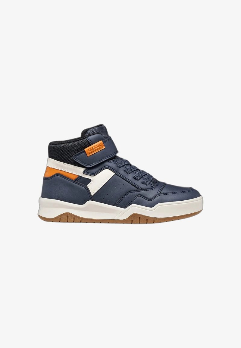 Baskets montantes bleu marine avec accents blancs et orange, lacets, bande Velcro et semelle en caoutchouc beige, conçues pour un usage décontracté.