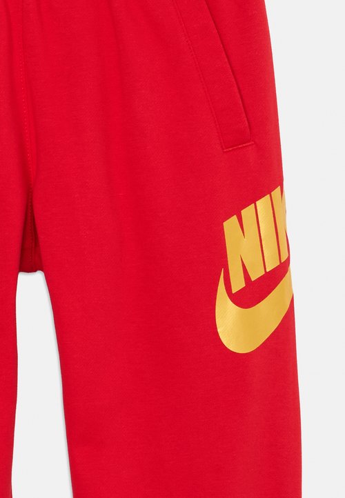 Nike CLUB UNISEX - Tracksuit bottoms - university red/metallic gold-coloured — photo 3