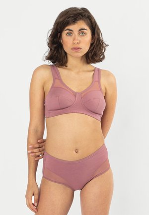 Beha en hooggesneden slip in zacht mauve stof met doorschijnende panelen, met een gladde textuur en een eenvoudig, comfortabel ontwerp.