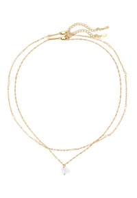 Collana d'oro a doppio strato caratterizzata da un design a catena attorcigliata, piccole perle bianche e un pendente a forma di pera al centro.