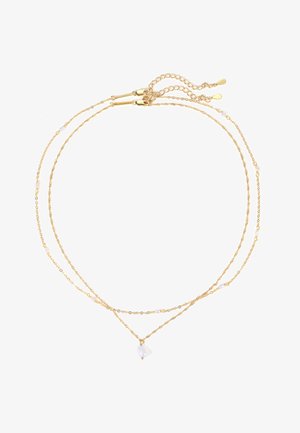 Collar de oro de doble capa con un diseño de cadena retorcida, pequeñas cuentas blancas y un colgante en forma de pera en el centro.