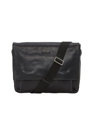 Schwarze Leder-Umhängetasche mit strukturiertem Finish, verstellbarem Riemen und Vordertasche mit Klappe. Mit dezentem Branding auf der Vorderseite.