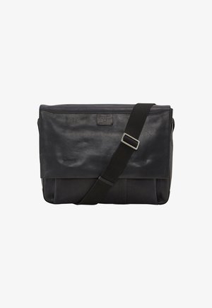 Borsa a tracolla nera in pelle con una finitura texturizzata, tracolla regolabile e tasca frontale con patta. Presenta un marchio sottile sul davanti.