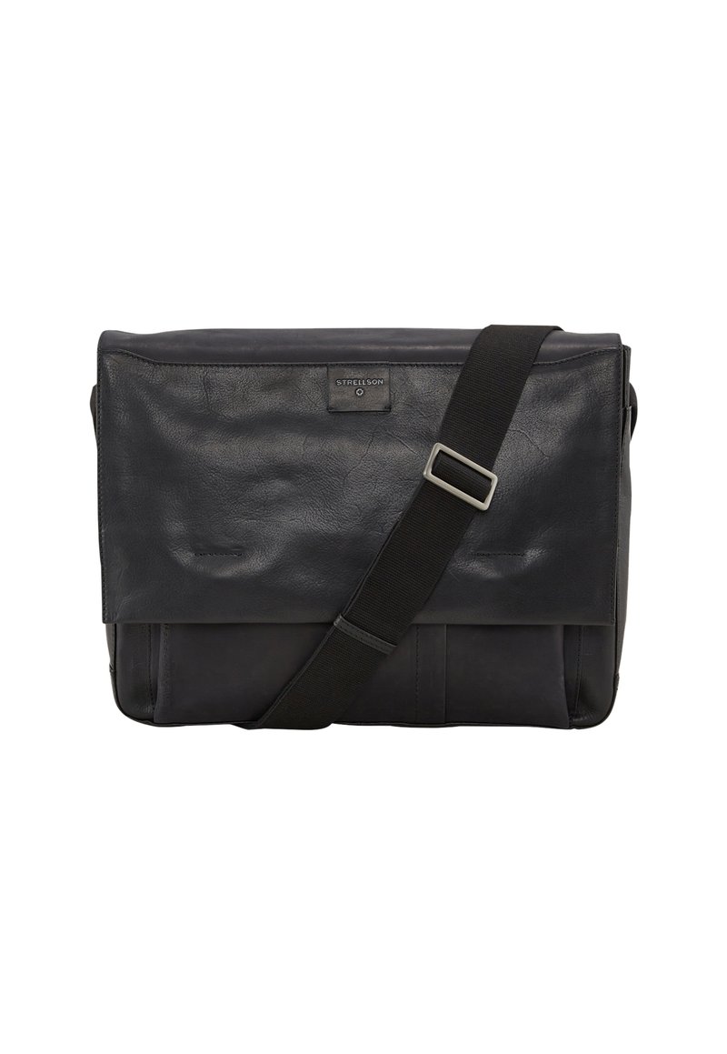 Borsa a tracolla nera in pelle con una finitura texturizzata, tracolla regolabile e tasca frontale con patta. Presenta un marchio sottile sul davanti.