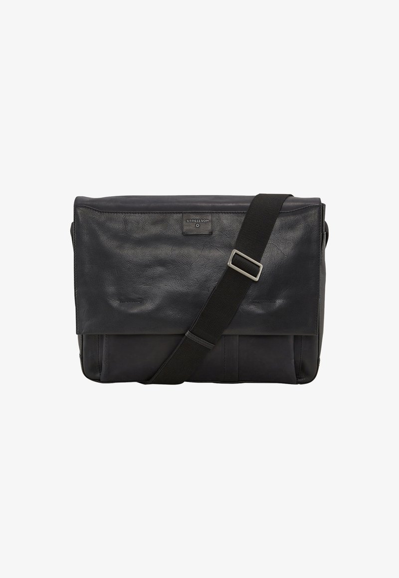 Borsa a tracolla nera in pelle con una finitura texturizzata, tracolla regolabile e tasca frontale con patta. Presenta un marchio sottile sul davanti.