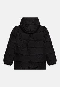 Černá zateplená zimní bunda s kapucí, dlouhými rukávy a horizontálními švy, zobrazená zezadu na bílém pozadí.