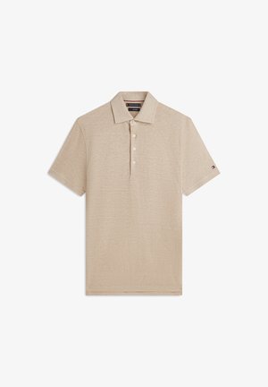 Bézs rövid ujjú galléros póló három gombbal, kis márkajelzéssel a bal ujjon.