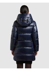 Tamsiai mėlyna pūkinė striukė su gaubtu, blizgia tekstūra, horizontalia siuvinėta dizaino forma ir matomu prekės ženklo žymekliu nugaroje.