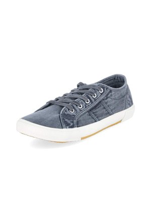 Szary niskoprofilowy tenis z płótna z białą gumową podeszwą i sznurówkami, widziany z przodu z lewej strony na białym tle.