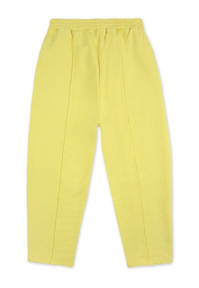 Pantalones amarillos con cinturilla elástica y una textura suave. Presentan perneras rectas y costuras verticales en la parte frontal para un detalle adicional.