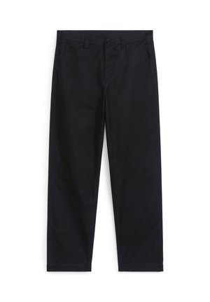 Schwarze gerade Hosen mit Gürtelschlaufen, vorderem Knopf, Reißverschluss und schrägen Fronttaschen auf einem weißen Hintergrund.