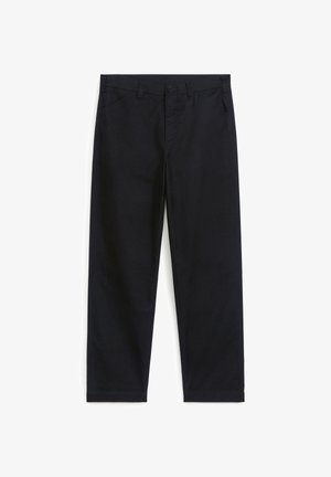 Schwarze gerade Hosen mit Gürtelschlaufen, vorderem Knopf, Reißverschluss und schrägen Fronttaschen auf einem weißen Hintergrund.