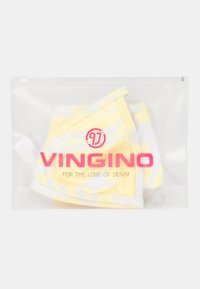 Máscaras faciais amarelas com padrão dentro de um saco transparente com fecho zip. O saco apresenta texto rosa "VINGINO" e "PELO AMOR DO DENIM."