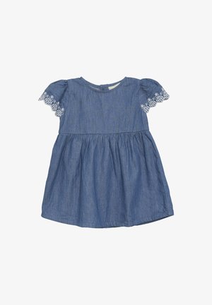 Denimkleid mit kurzen Puffärmeln, besticktem weißen Spitzenbesatz, gerafftem Taillenbund und ausgestelltem Rock. Weiche Textur, blaue Farbe, runder Halsausschnitt.