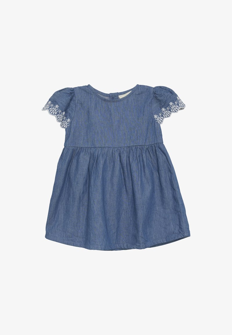 Sukienka dżinsowa z krótkimi bufiastymi rękawami, haftowanym białym koronkowym wykończeniem, marszczoną talią i rozkloszowanym dołem. Miękka tekstura, niebieski kolor, okrągły dekolt.