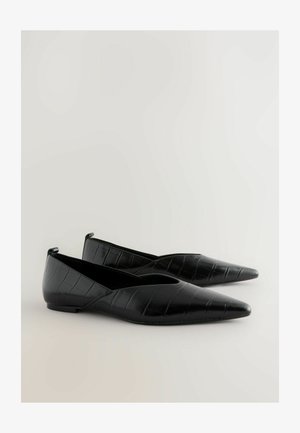 Schwarze Ballerinas mit spitzer Zehenform und Krokodil-Optik, die ein schlankes Design und flachen Absatz aufweisen, mit einem offenen Vorderteil und dezenten Seitenausschnitten.