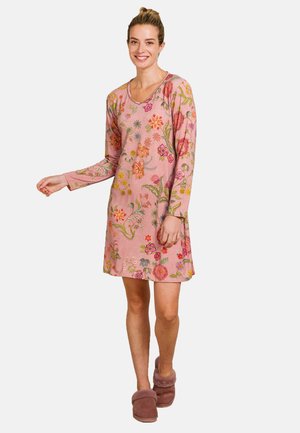Vrouwelijke jurk met bloemenpatroon in het roze, lange mouwen, gemaakt van zachte stof, met een V-hals en een losse pasvorm; gecombineerd met donzige, roze slippers.