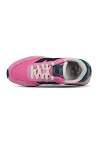Sport shoe with a pink mesh upper, navy accents, and beige sole. Features laces and "N" logo on the side, showcasing a retro design.