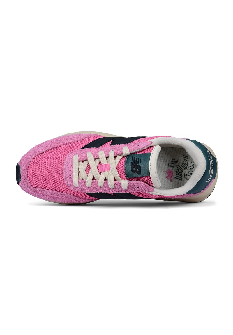 Sport Schuhe mit einem pinken Mesh-Obermaterial, marineblauen Akzenten und beigem Sohlen. Mit Schnürsenkeln und dem "N"-Logo an der Seite, das ein retro Design zeigt.
